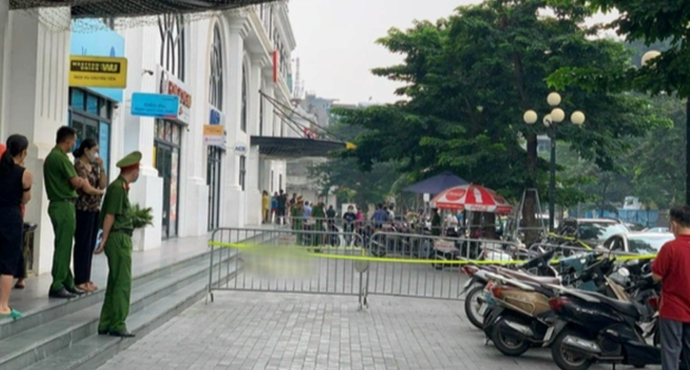 Hà Nội: Một nữ sinh tử vong do rơi từ tầng cao nhà B6 Giảng Võ xuống đất - ảnh 1