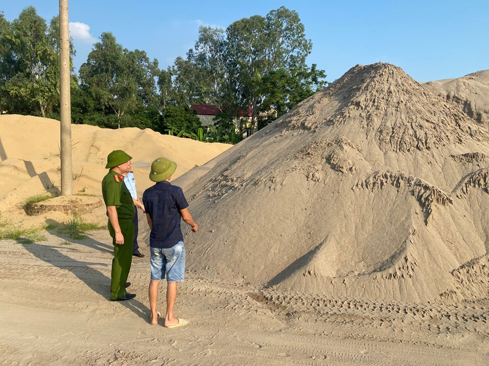 Hà Nội: Hàng loạt bãi tập kết cát, khoáng sản vi phạm - ảnh 1