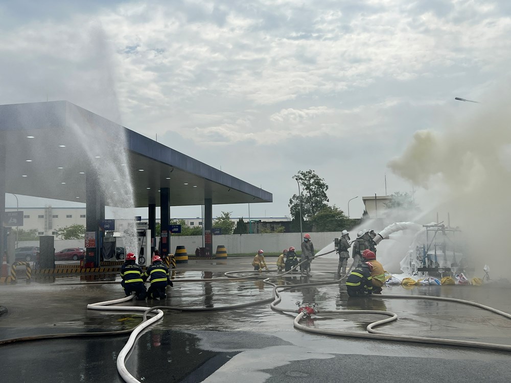 Đông Anh: Diễn tập chữa cháy tại cây xăng trong khu công nghiệp Thăng Long - ảnh 2