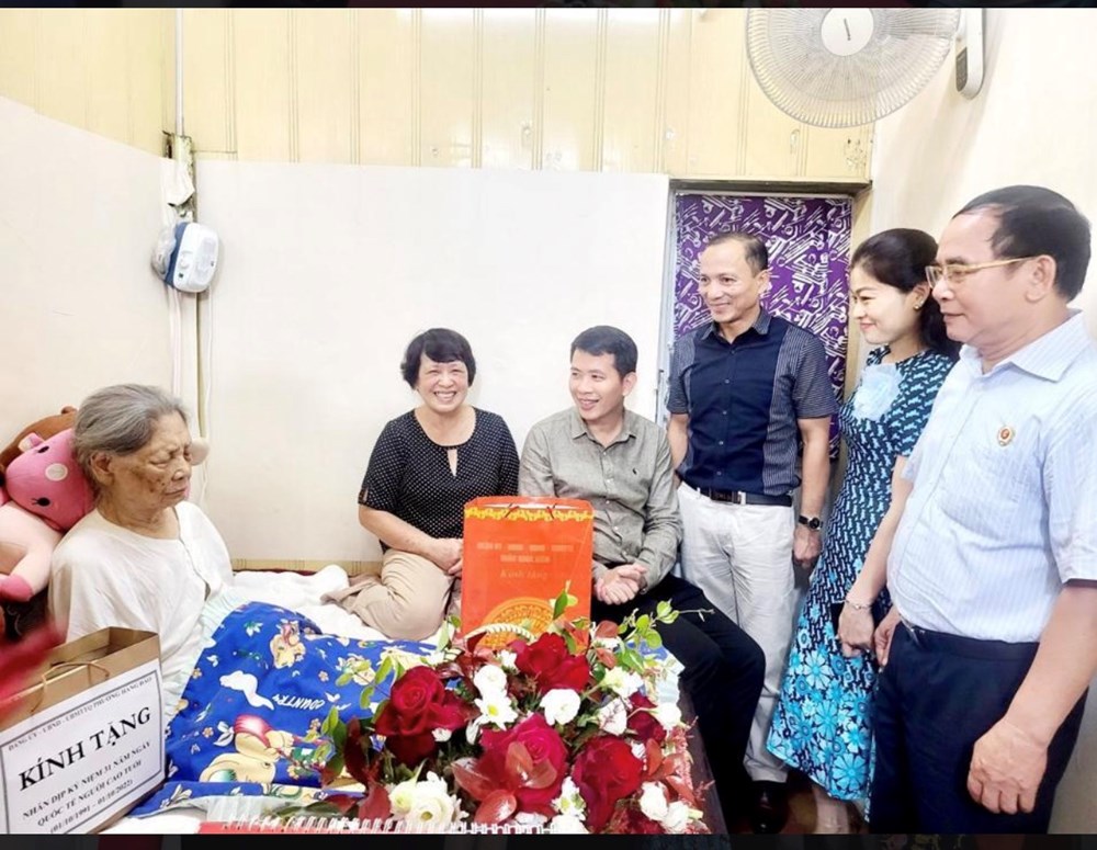 Quận Hoàn Kiếm thăm tặng quà người cao tuổi nhân ngày Quốc tế Người cao tuổi 1/10 - ảnh 2