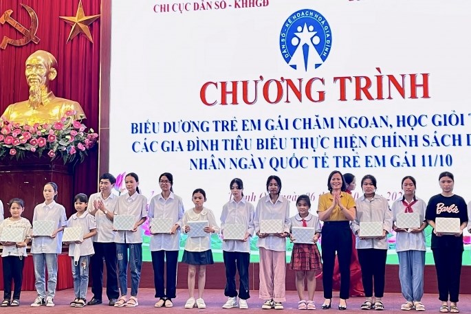 Hà Nội: Gặp mặt, biểu dương trẻ em gái chăm ngoan học giỏi tại huyện Sóc Sơn và Thanh Oai - ảnh 3