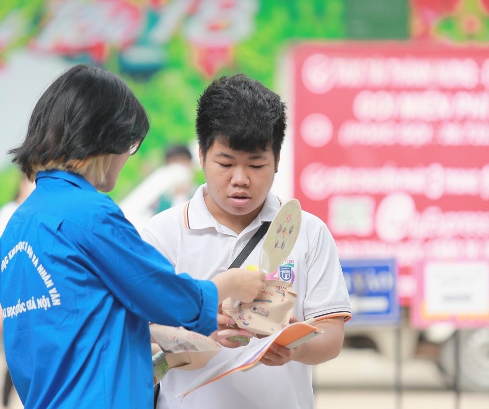 Quận Thanh Xuân: Áo xanh tình nguyện tặng quà, tiếp sức mùa thi - ảnh 8