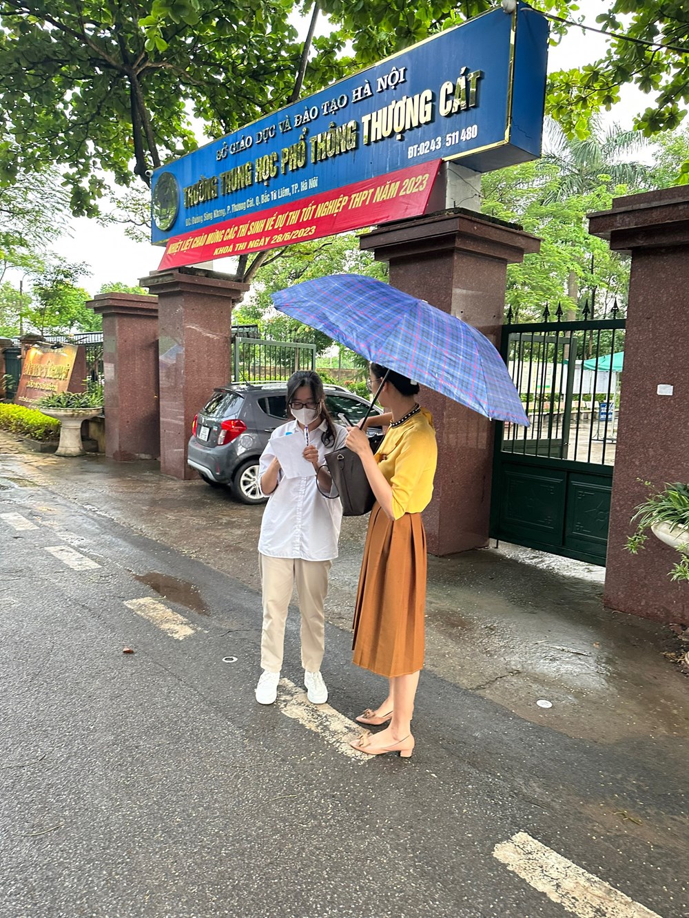 Dầm mưa đến các điểm thi để động viên học sinh thi tốt nghiệp THPT - ảnh 3