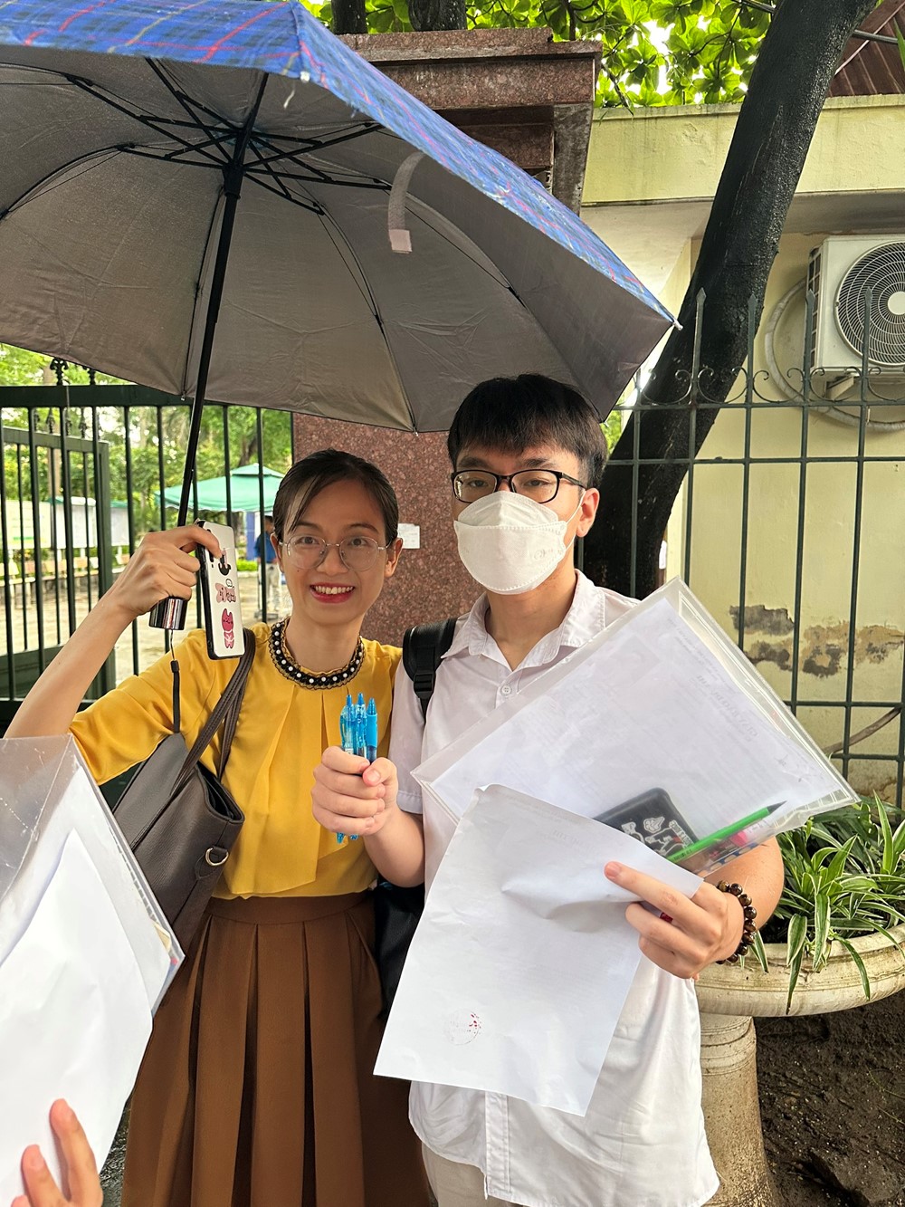 Dầm mưa đến các điểm thi để động viên học sinh thi tốt nghiệp THPT - ảnh 4