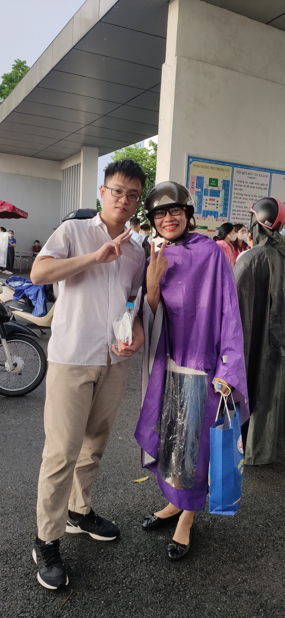 Dầm mưa đến các điểm thi để động viên học sinh thi tốt nghiệp THPT - ảnh 6