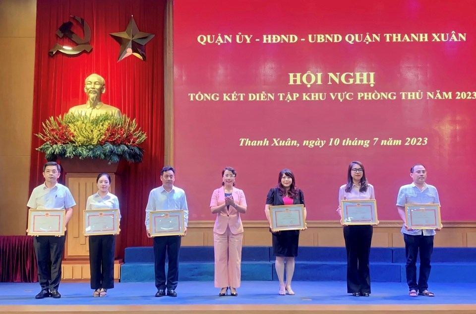 Quận Thanh Xuân: Khen thưởng 71 tập thể, cá nhân diễn tập khu vực phòng thủ - ảnh 1