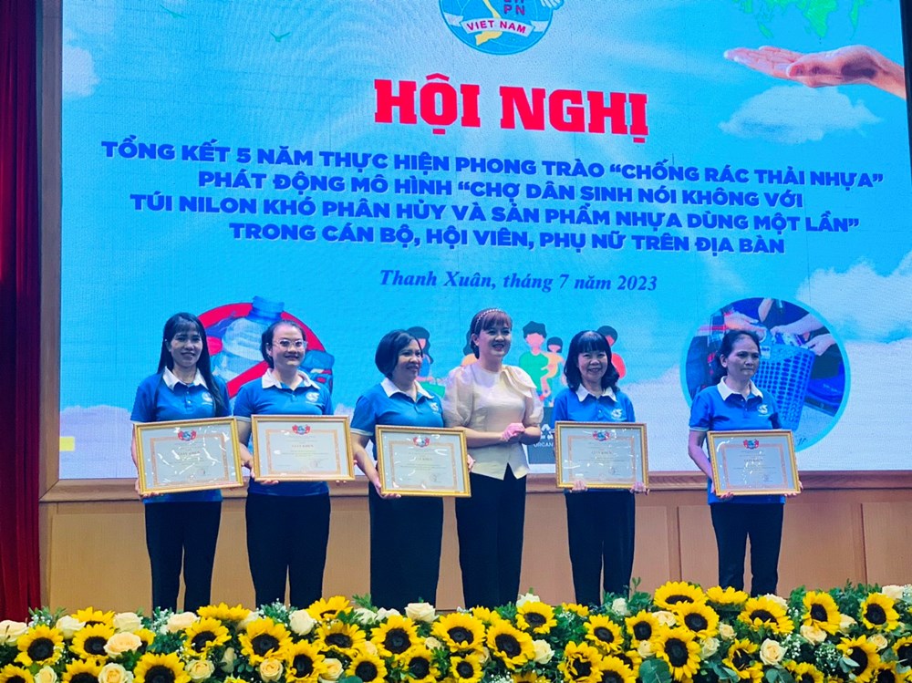 Hội LHPN quận Thanh Xuân: Khen thưởng 11 cá nhân xuất sắc trong phong trào “chống rác thải nhựa” giai đoạn 2018-2023 - ảnh 5
