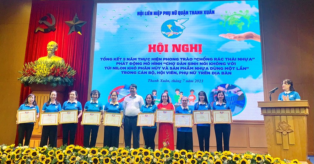 Hội LHPN quận Thanh Xuân: Khen thưởng 11 cá nhân xuất sắc trong phong trào “chống rác thải nhựa” giai đoạn 2018-2023 - ảnh 4