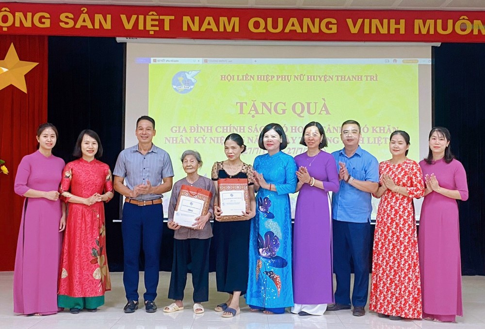 Hội LHPN huyện Thanh Trì: Tri ân và tặng quà người có công, các gia đình chính sách  - ảnh 2