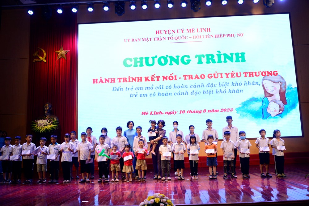 Huyện Mê Linh: Trao kinh phí đỡ đầu cho 140 trẻ em mồ côi, trẻ em có hoàn cảnh khó khăn - ảnh 7
