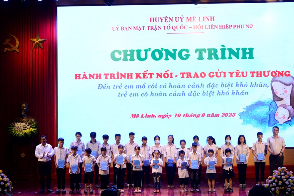 Huyện Mê Linh: Trao kinh phí đỡ đầu cho 140 trẻ em mồ côi, trẻ em có hoàn cảnh khó khăn - ảnh 5