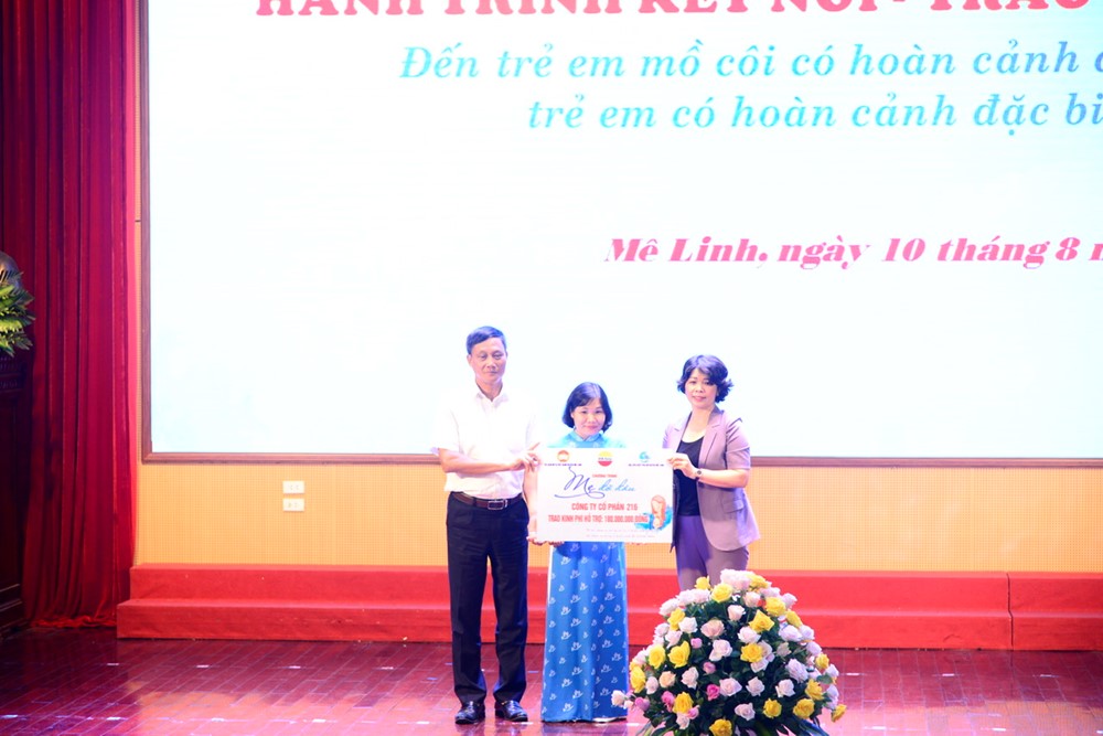 Huyện Mê Linh: Trao kinh phí đỡ đầu cho 140 trẻ em mồ côi, trẻ em có hoàn cảnh khó khăn - ảnh 3