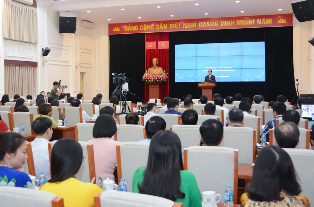 Bộ trưởng Bộ Giáo dục và Đào tạo gặp mặt, đối thoại với cán bộ, nhân viên giáo dục: Trên 6.500 câu hỏi chuyển về bằng nhiều kênh - ảnh 2