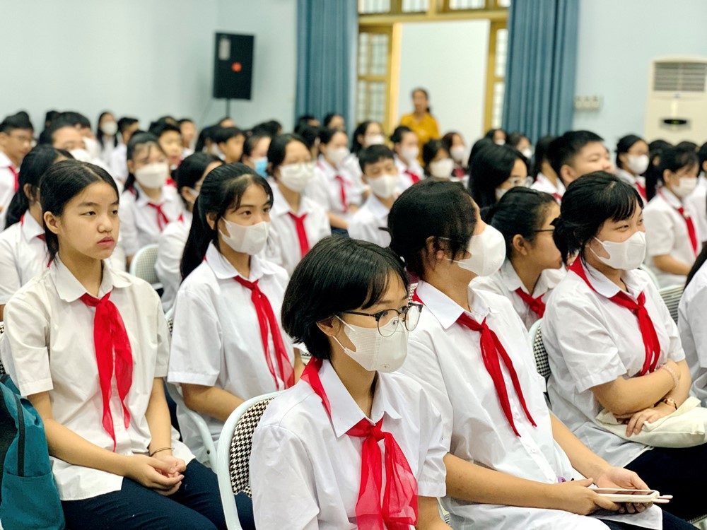 150 học sinh trường THCS Xuân Đỉnh được tiếp cận kiến thức pháp luật về phòng chống xâm hại, bạo lực học đường  - ảnh 2