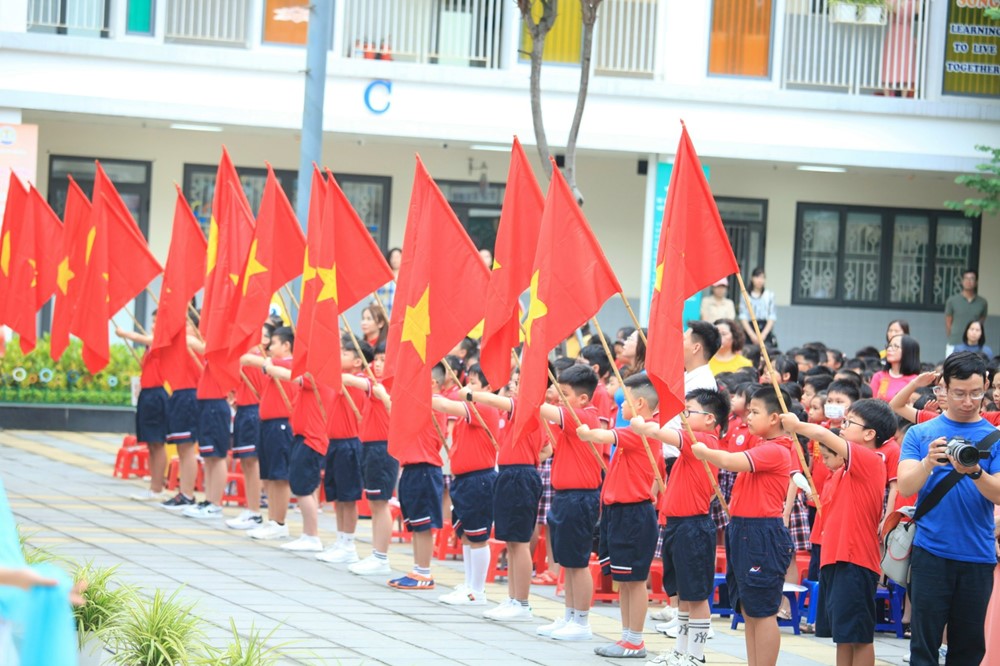 Chào đón năm học mới: Hơn 2,2 triệu học sinh Thủ đô hân hoan dự lễ khai giảng  - ảnh 4