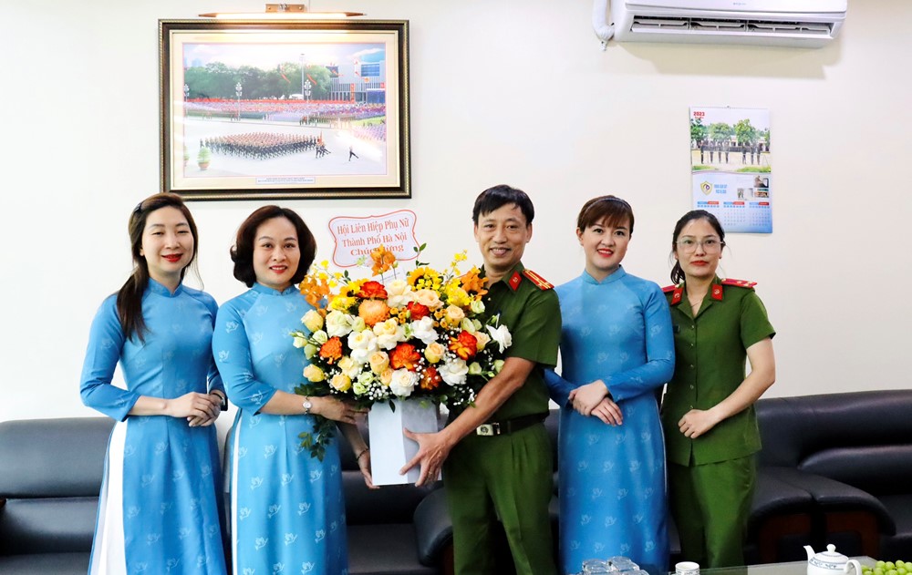 Hội LHPN TP Hà Nội chúc mừng Phòng Cảnh sát PCCC&CNCH Hà Nội nhân kỷ niệm ngày truyền thống của ngành - ảnh 1
