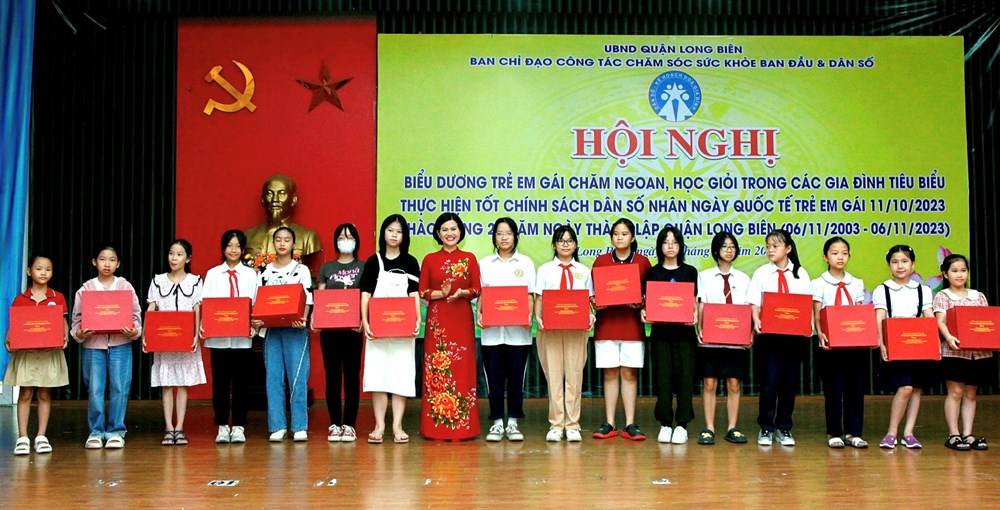 Quận Long Biên: Biểu dương trẻ em gái chăm ngoan, học giỏi trong các gia đình tiêu biểu thực hiện tốt chính sách dân số - ảnh 1
