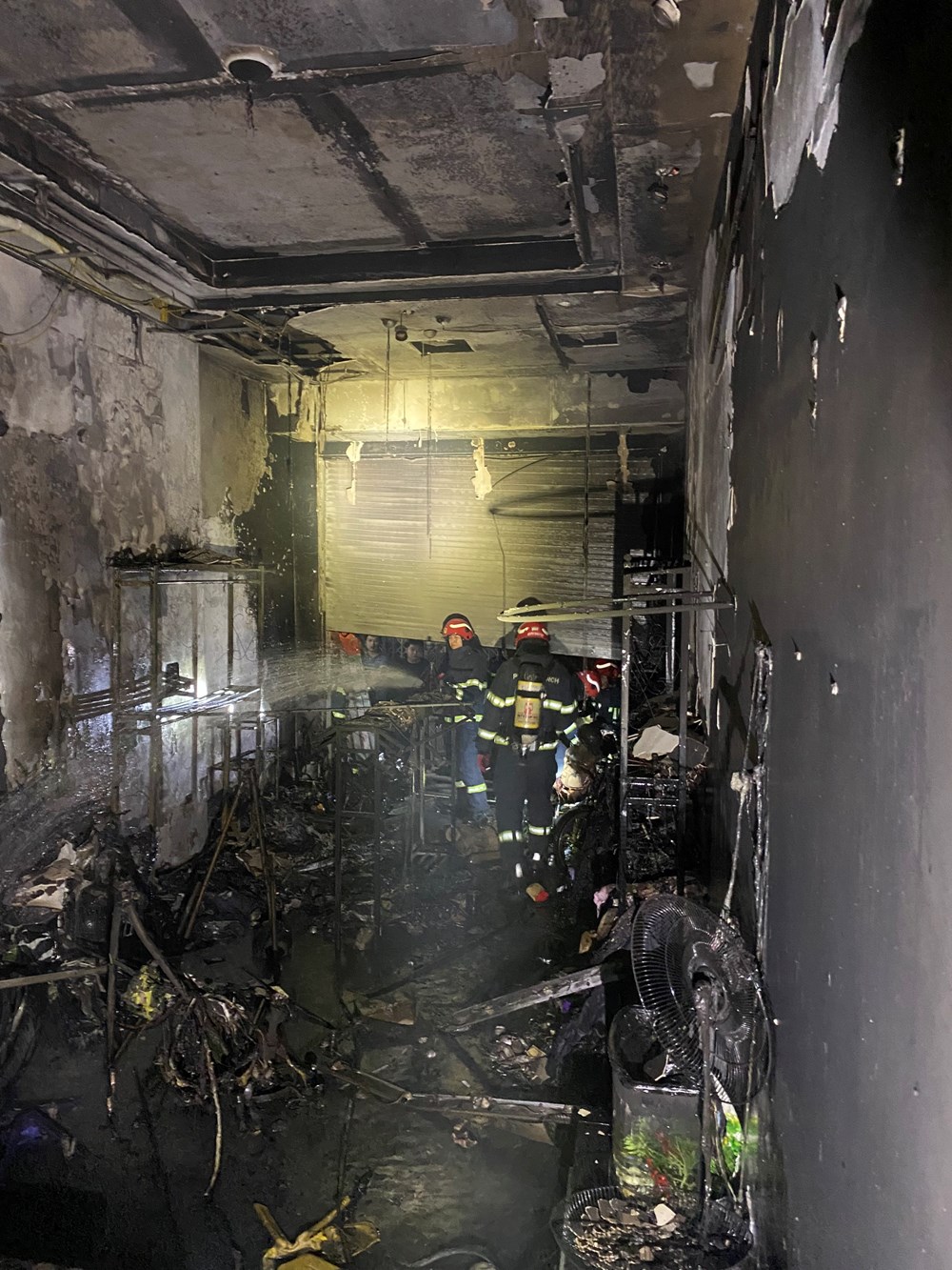 Cháy cửa hàng quần áo, 5 người trong nhà thoát nạn nhờ lối thoát hiểm ở ban công - ảnh 1