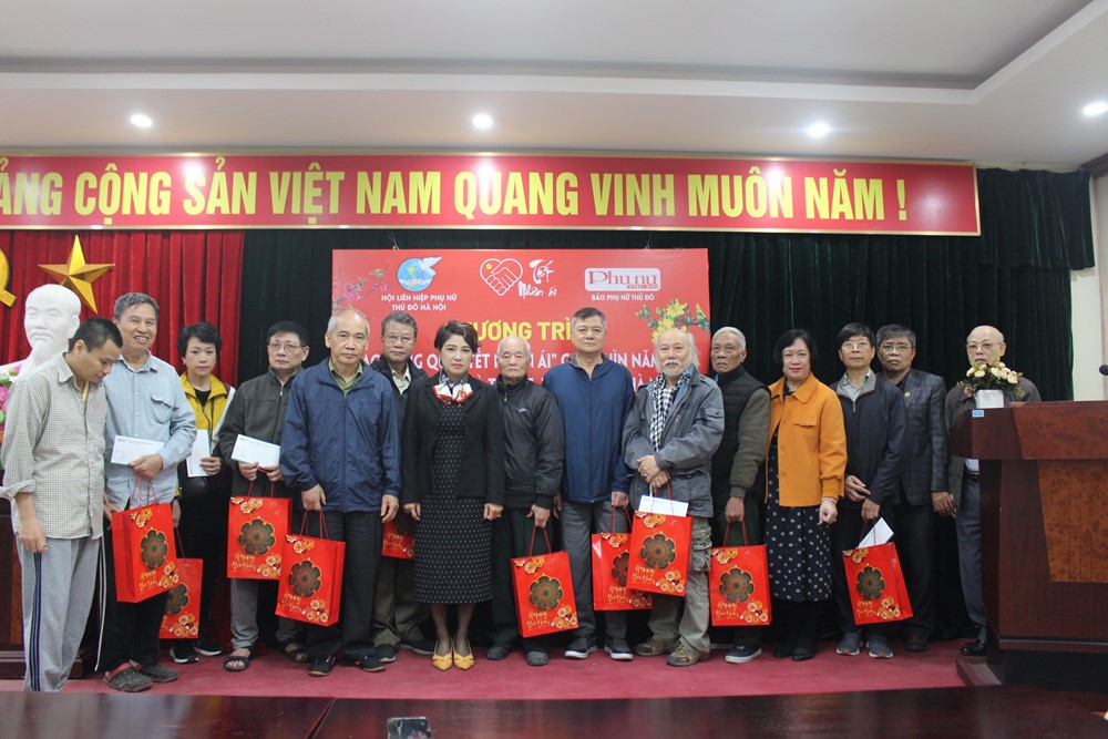 Tặng quà “Tết nhân ái” cho nạn nhân chất độc da cam quận Hai Bà Trưng - ảnh 5