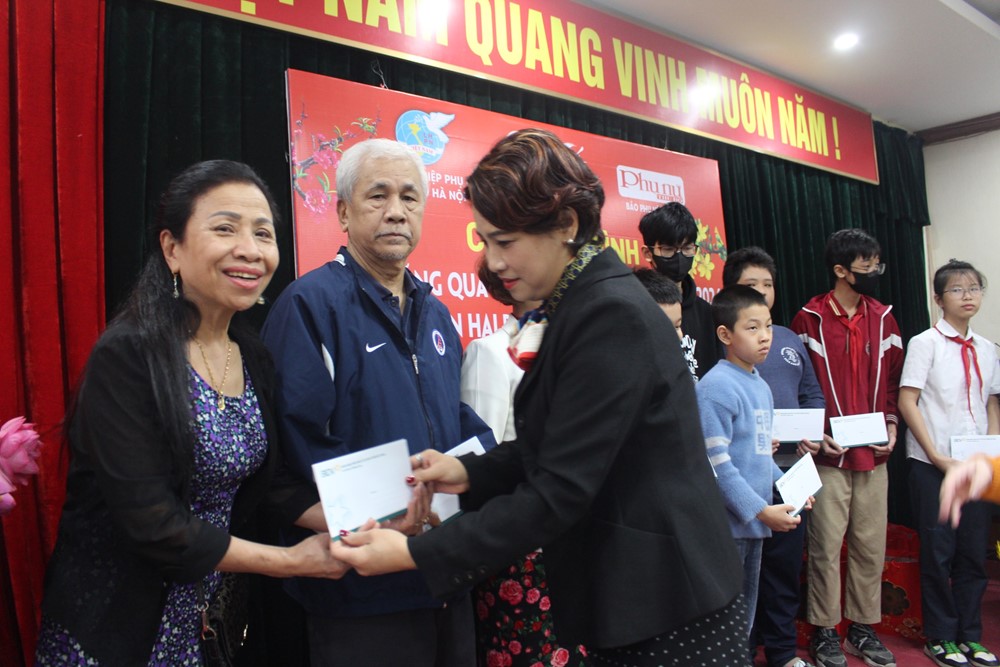 Tặng quà “Tết nhân ái” cho nạn nhân chất độc da cam quận Hai Bà Trưng - ảnh 3