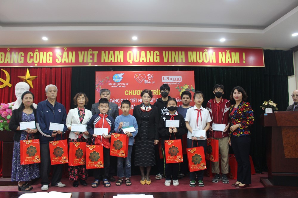 Tặng quà “Tết nhân ái” cho nạn nhân chất độc da cam quận Hai Bà Trưng - ảnh 6