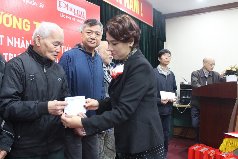 Tặng quà “Tết nhân ái” cho nạn nhân chất độc da cam quận Hai Bà Trưng - ảnh 4