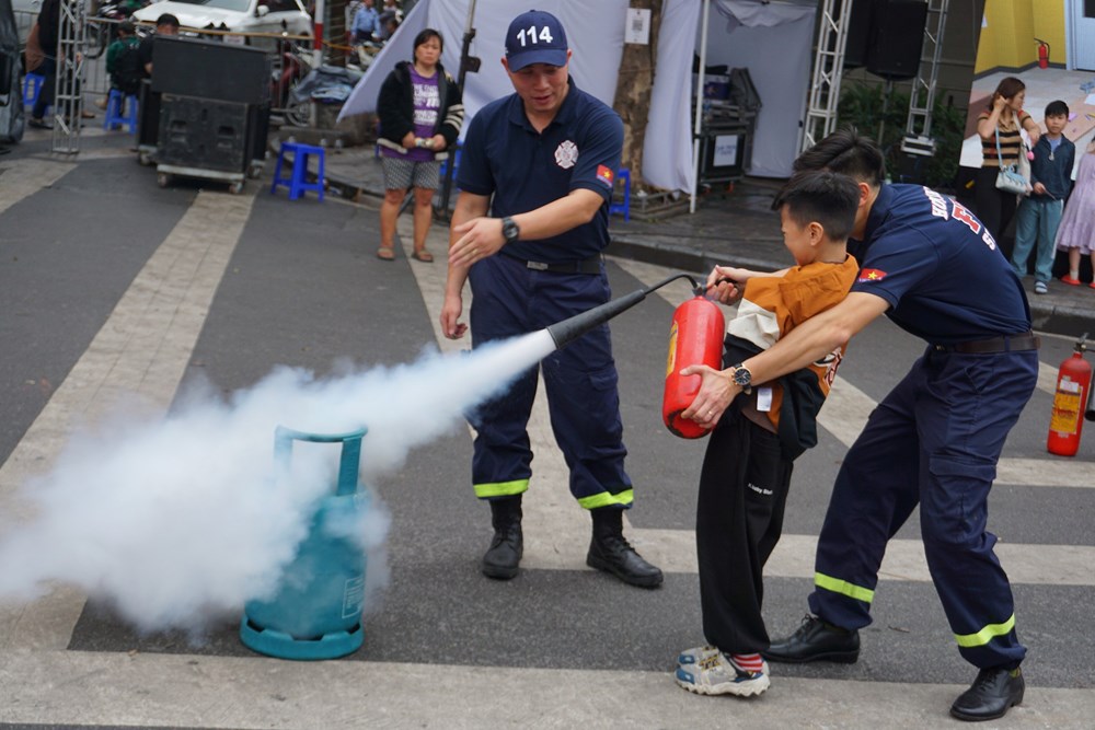 Quận Hoàn Kiếm: Học sinh được trải nghiệm thực hành về phòng cháy chữa cháy - ảnh 1