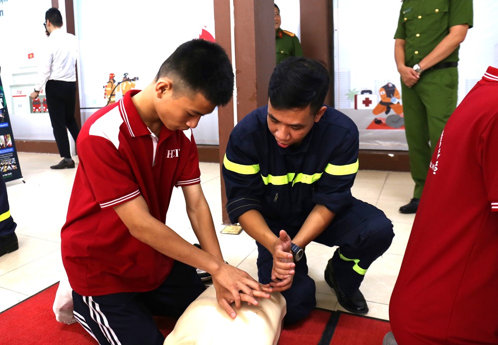 Công an thành phố Hà Nội chính thức ra mắt Trung tâm giáo dục cộng đồng về PCCC&CNCH đầu tiên trên cả nước - ảnh 4