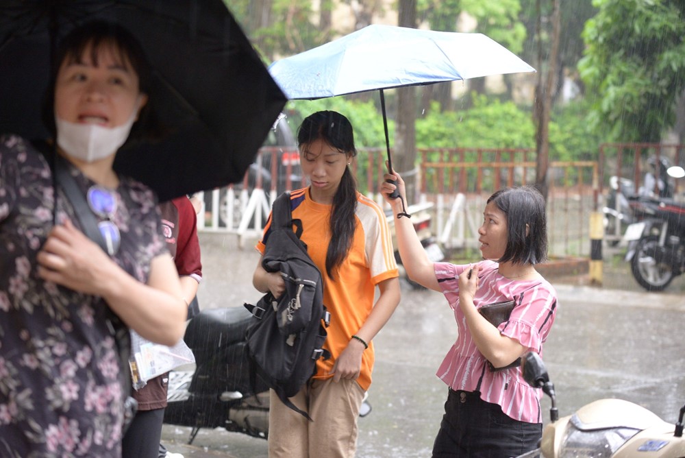 Tình nguyện viên đội mưa che cho thí sinh dự thi vào trường THPT chuyên ĐH Sư phạm Hà Nội - ảnh 4