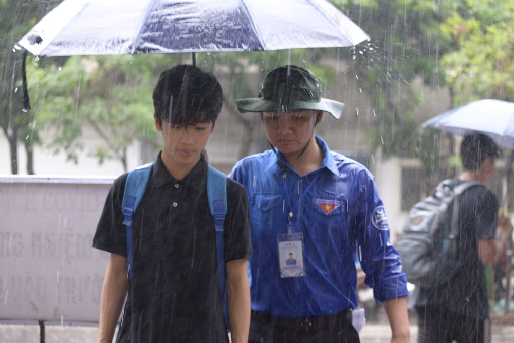 Tình nguyện viên đội mưa che cho thí sinh dự thi vào trường THPT chuyên ĐH Sư phạm Hà Nội - ảnh 15