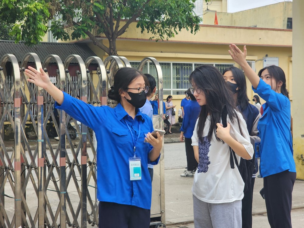 Nét đẹp “màu áo xanh” tình nguyện tiếp sức mùa thi vào lớp 10 ở Hà Nội - ảnh 22