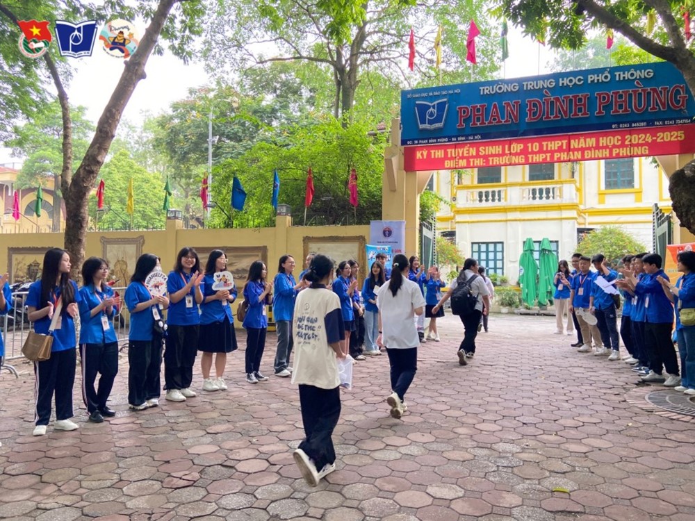 Nét đẹp “màu áo xanh” tình nguyện tiếp sức mùa thi vào lớp 10 ở Hà Nội - ảnh 23