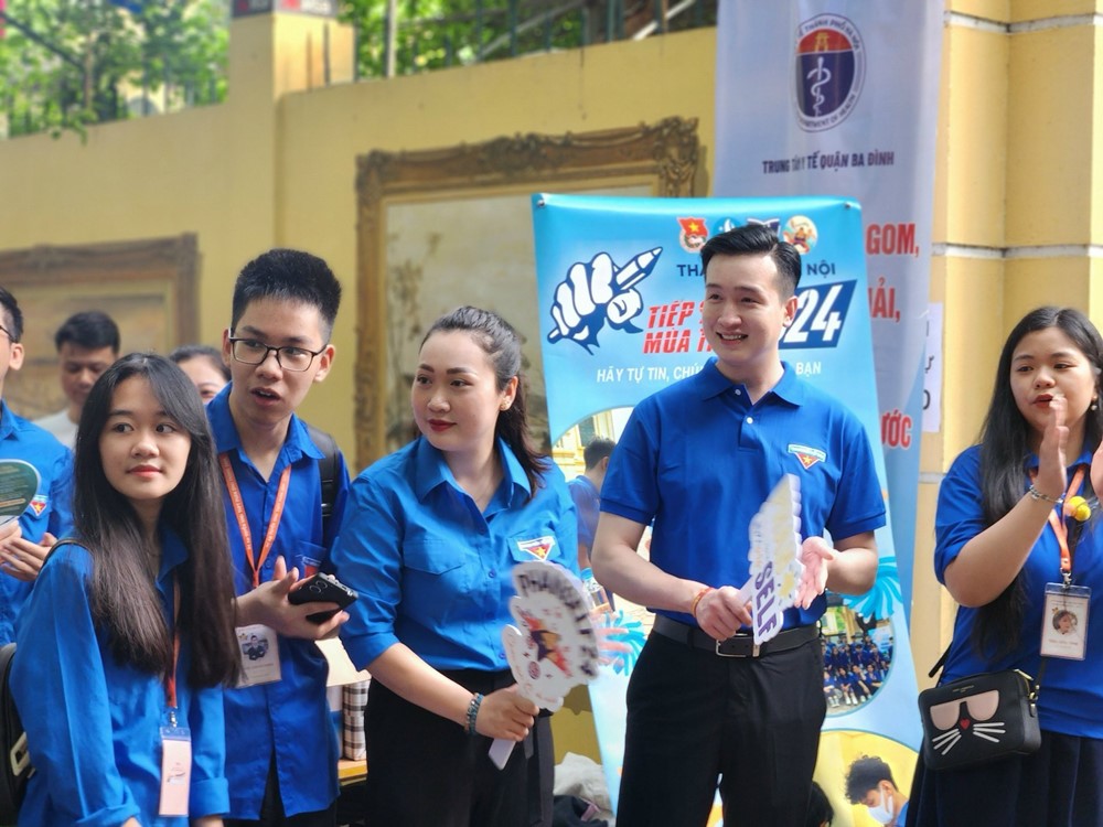 Nét đẹp “màu áo xanh” tình nguyện tiếp sức mùa thi vào lớp 10 ở Hà Nội - ảnh 14