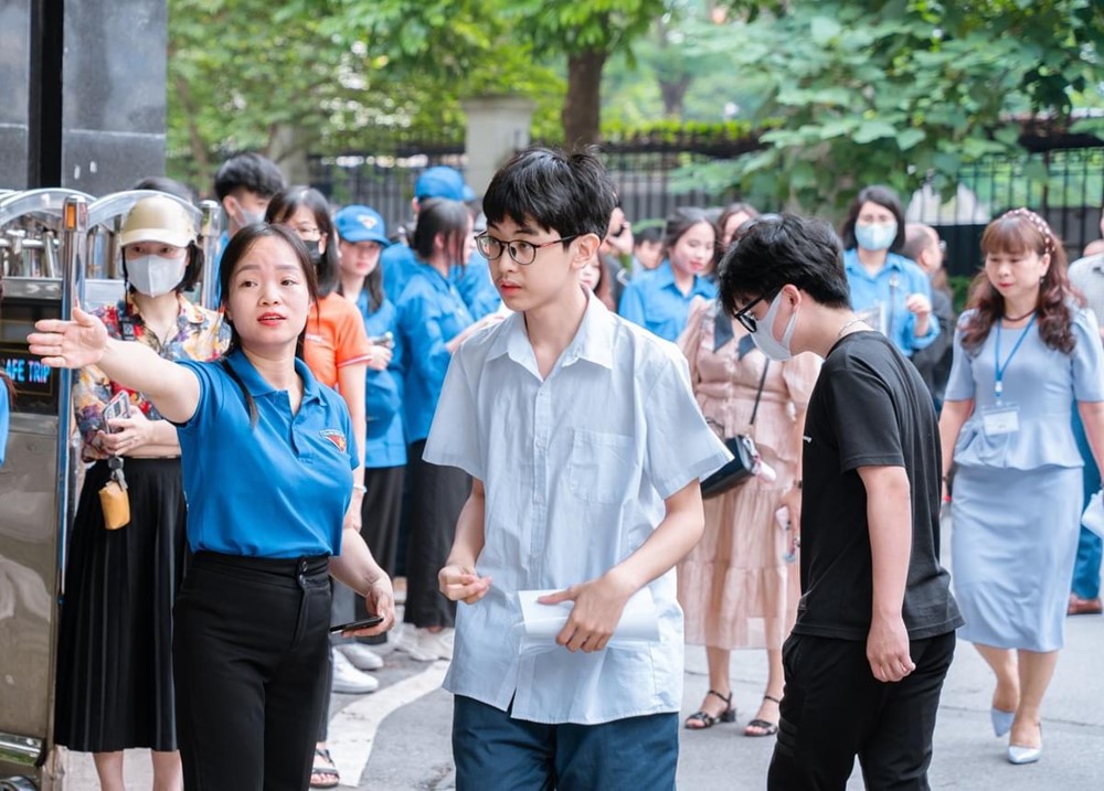Nét đẹp “màu áo xanh” tình nguyện tiếp sức mùa thi vào lớp 10 ở Hà Nội - ảnh 19