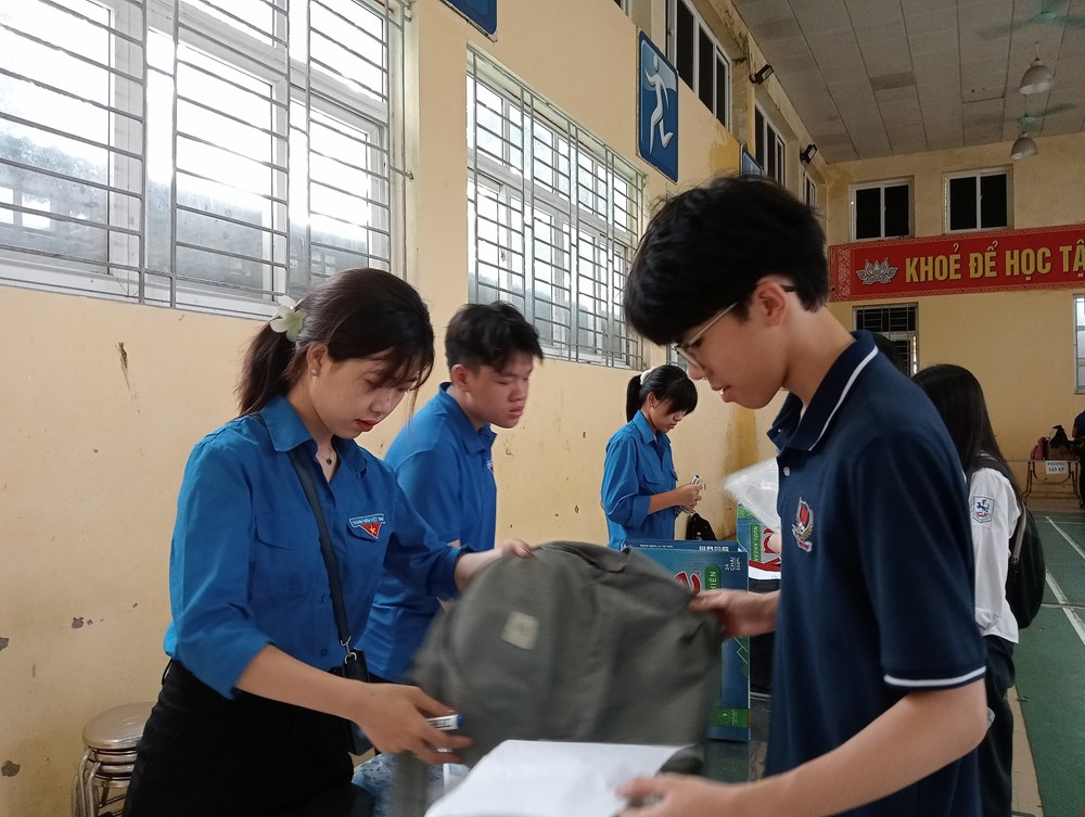 Nét đẹp “màu áo xanh” tình nguyện tiếp sức mùa thi vào lớp 10 ở Hà Nội - ảnh 20