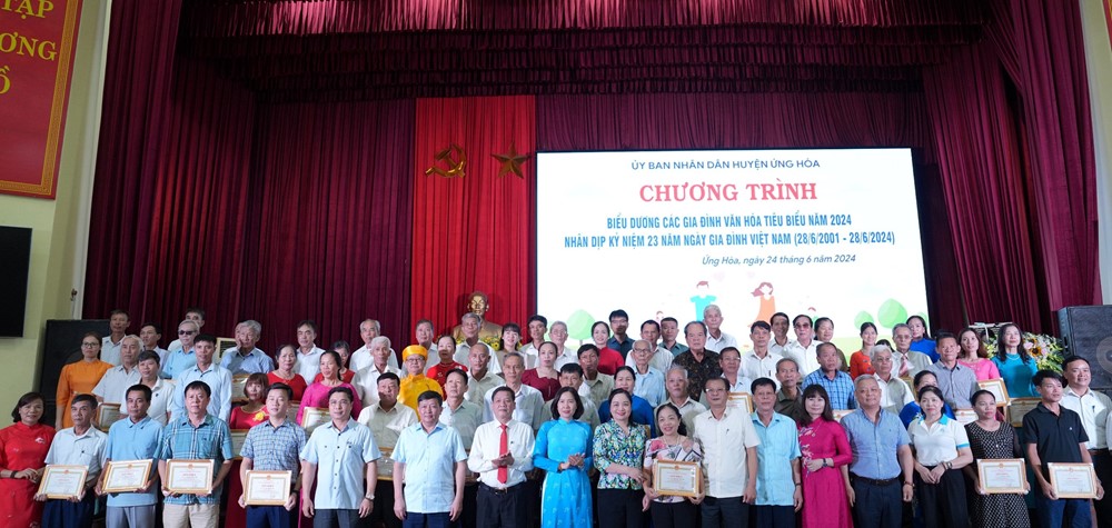 Huyện Ứng Hoà: Khen thưởng 70 gia đình văn hoá tiêu biểu 2024 - ảnh 3