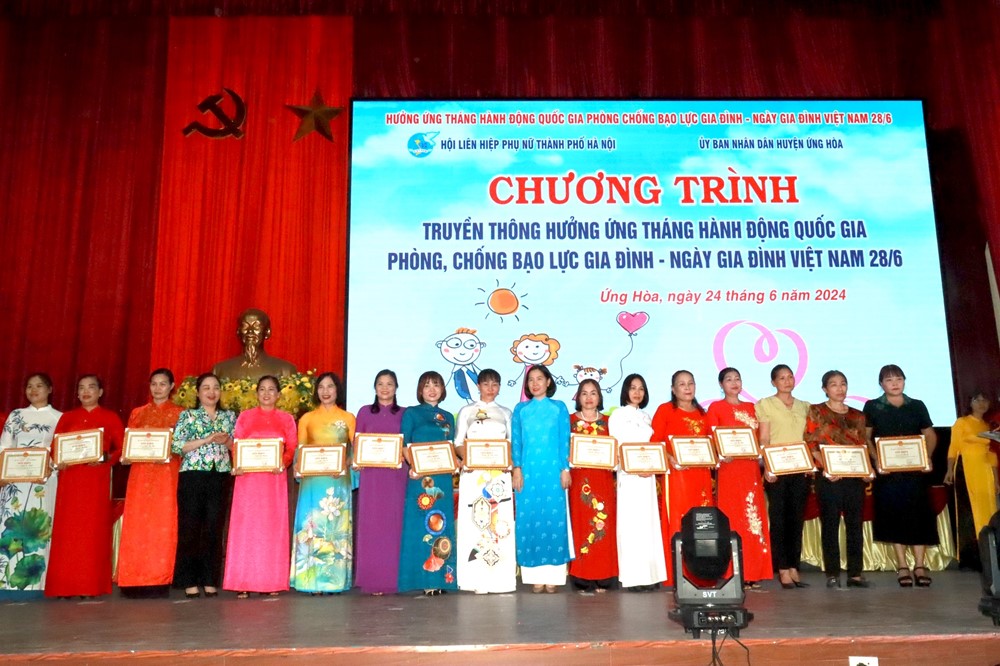 Huyện Ứng Hoà: Khen thưởng 70 gia đình văn hoá tiêu biểu 2024 - ảnh 4