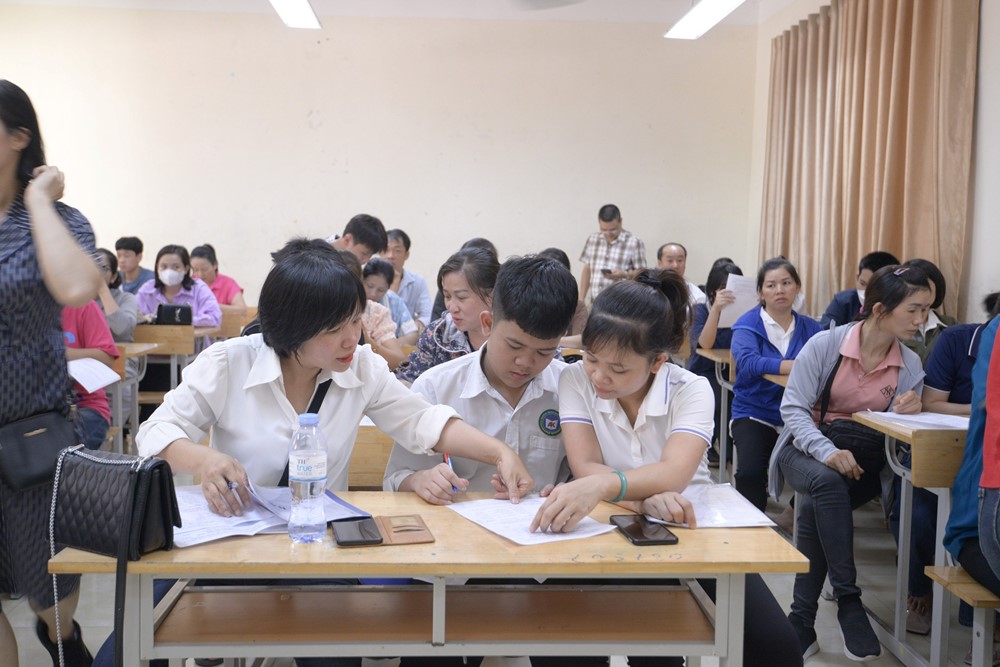 Hà Nội: Phụ huynh, học sinh phấn khởi trong ngày đầu xác nhận nhập học vào lớp 10 - ảnh 6