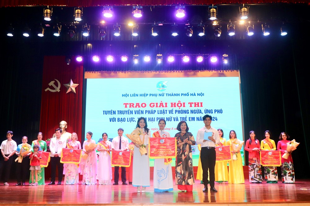 Sân khấu hoá truyền thông pháp luật về phòng ngừa, ứng phó với bạo lực, xâm hại phụ nữ và trẻ em - ảnh 10