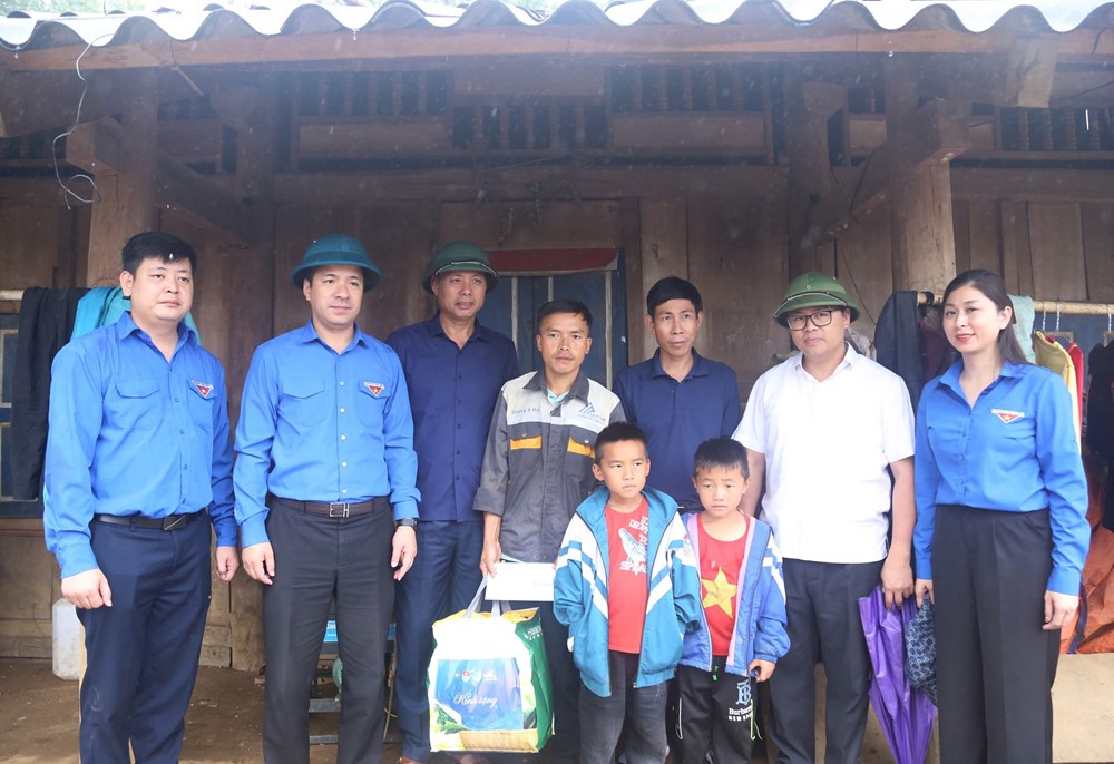 Bí thư Trung ương Đoàn thăm, tặng quà người dân vùng lũ tại xã Chiềng Nơi, tỉnh Sơn La - ảnh 2