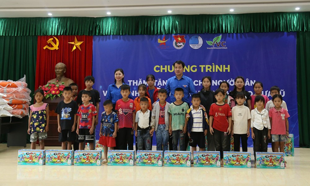 Bí thư Trung ương Đoàn thăm, tặng quà người dân vùng lũ tại xã Chiềng Nơi, tỉnh Sơn La - ảnh 1