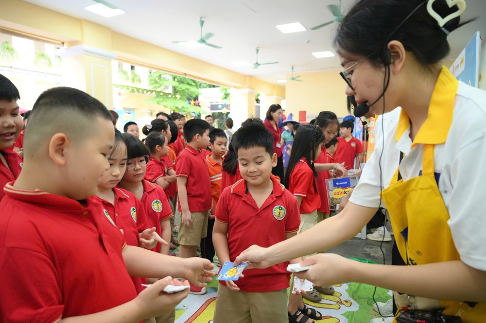 500 học sinh Hà Nội tham gia trải nghiệm “Ngày hội sắc màu“ - ảnh 2