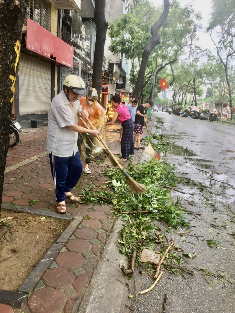 Hội viên phụ nữ quận Thanh Xuân tích cực tham gia khắc phục hậu quả bão số 3 - ảnh 4