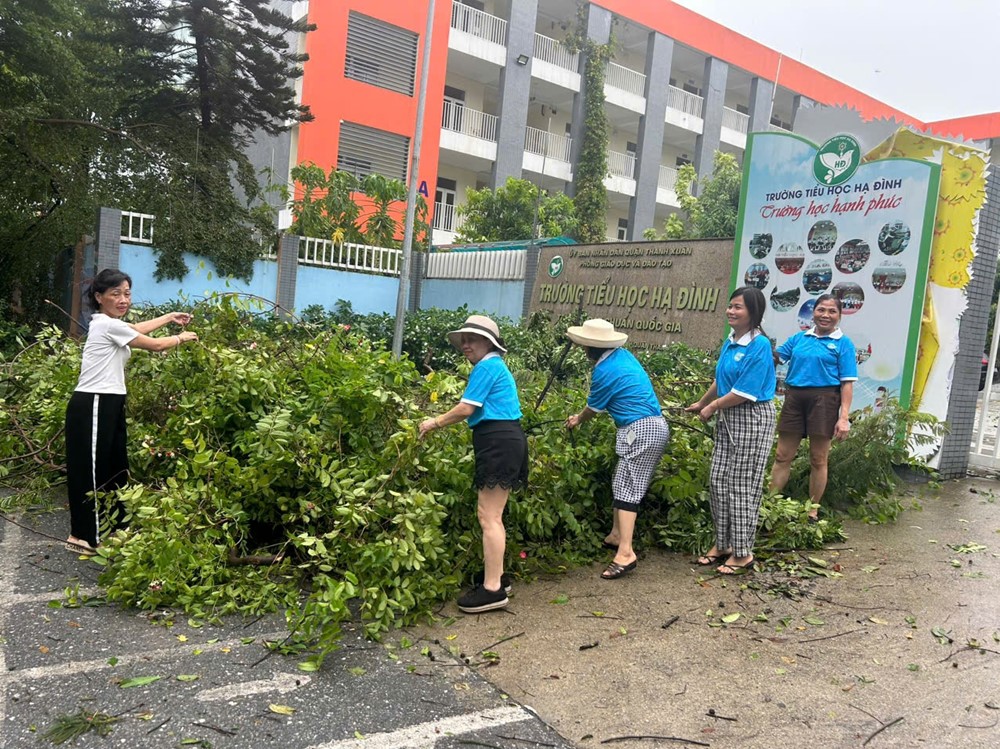 Hội viên phụ nữ quận Thanh Xuân tích cực tham gia khắc phục hậu quả bão số 3 - ảnh 5