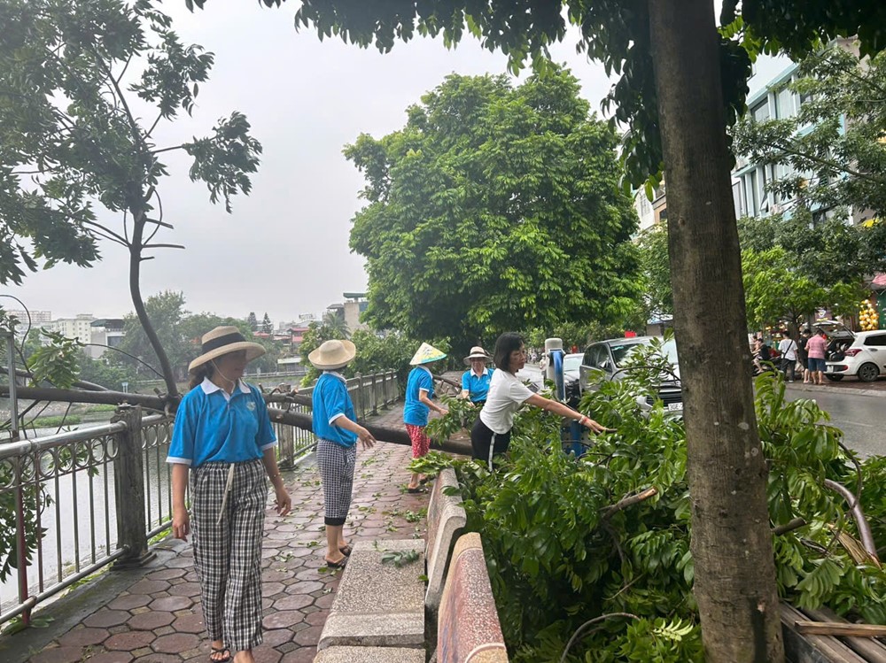 Hội viên phụ nữ quận Thanh Xuân tích cực tham gia khắc phục hậu quả bão số 3 - ảnh 7