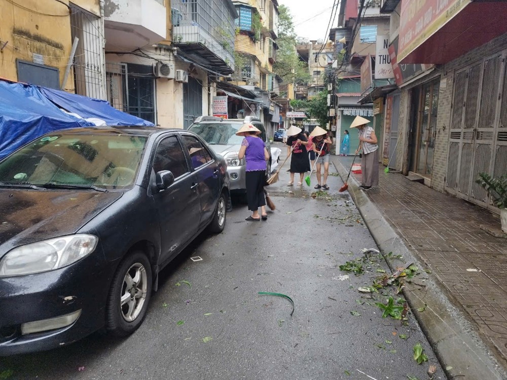 Hội viên phụ nữ quận Thanh Xuân tích cực tham gia khắc phục hậu quả bão số 3 - ảnh 2