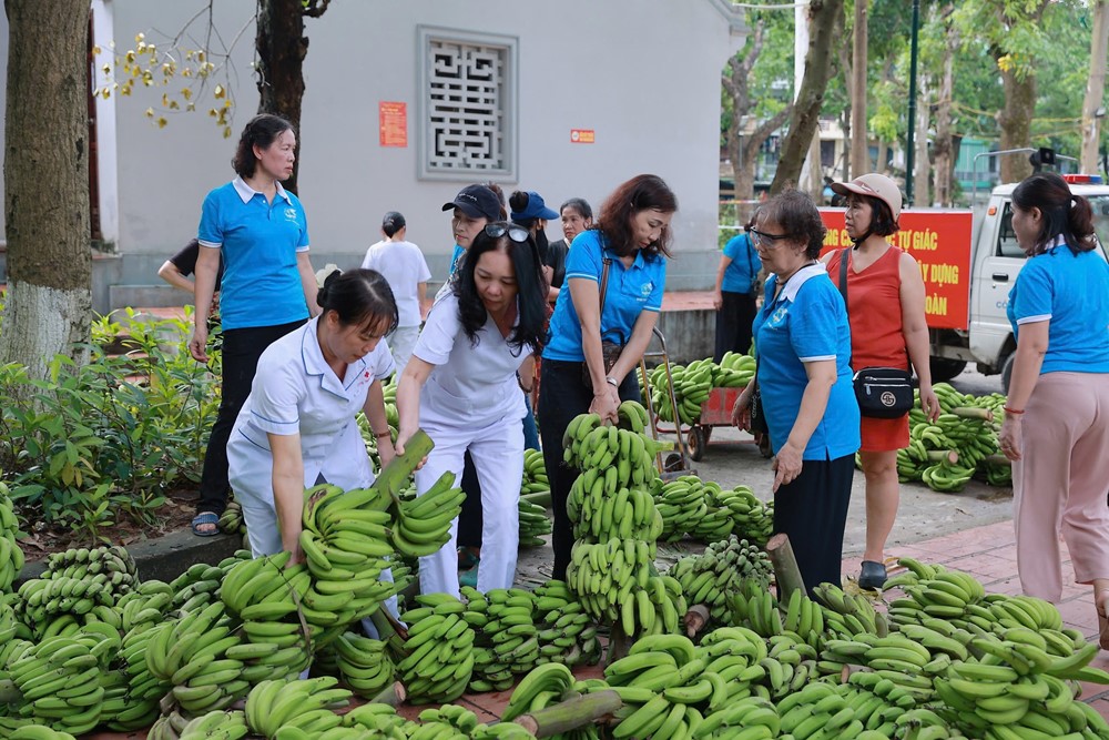 Phụ nữ quận Thanh Xuân hỗ trợ người dân vùng lũ tiêu thụ nông sản - ảnh 3