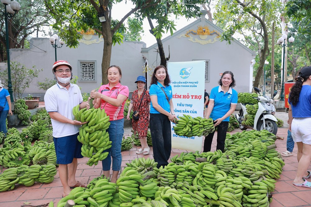 Phụ nữ quận Thanh Xuân hỗ trợ người dân vùng lũ tiêu thụ nông sản - ảnh 2