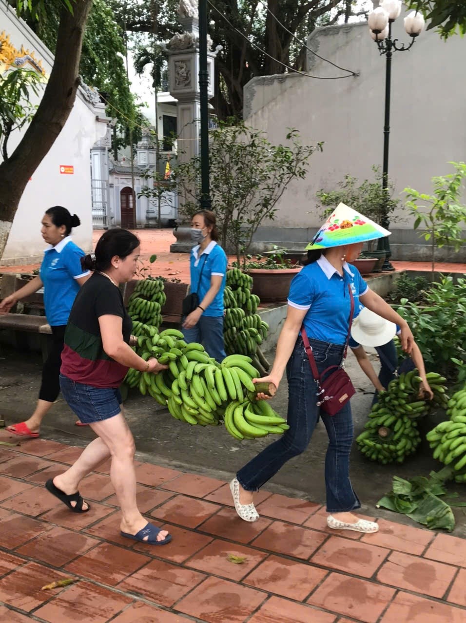 Phụ nữ quận Thanh Xuân hỗ trợ người dân vùng lũ tiêu thụ nông sản - ảnh 11