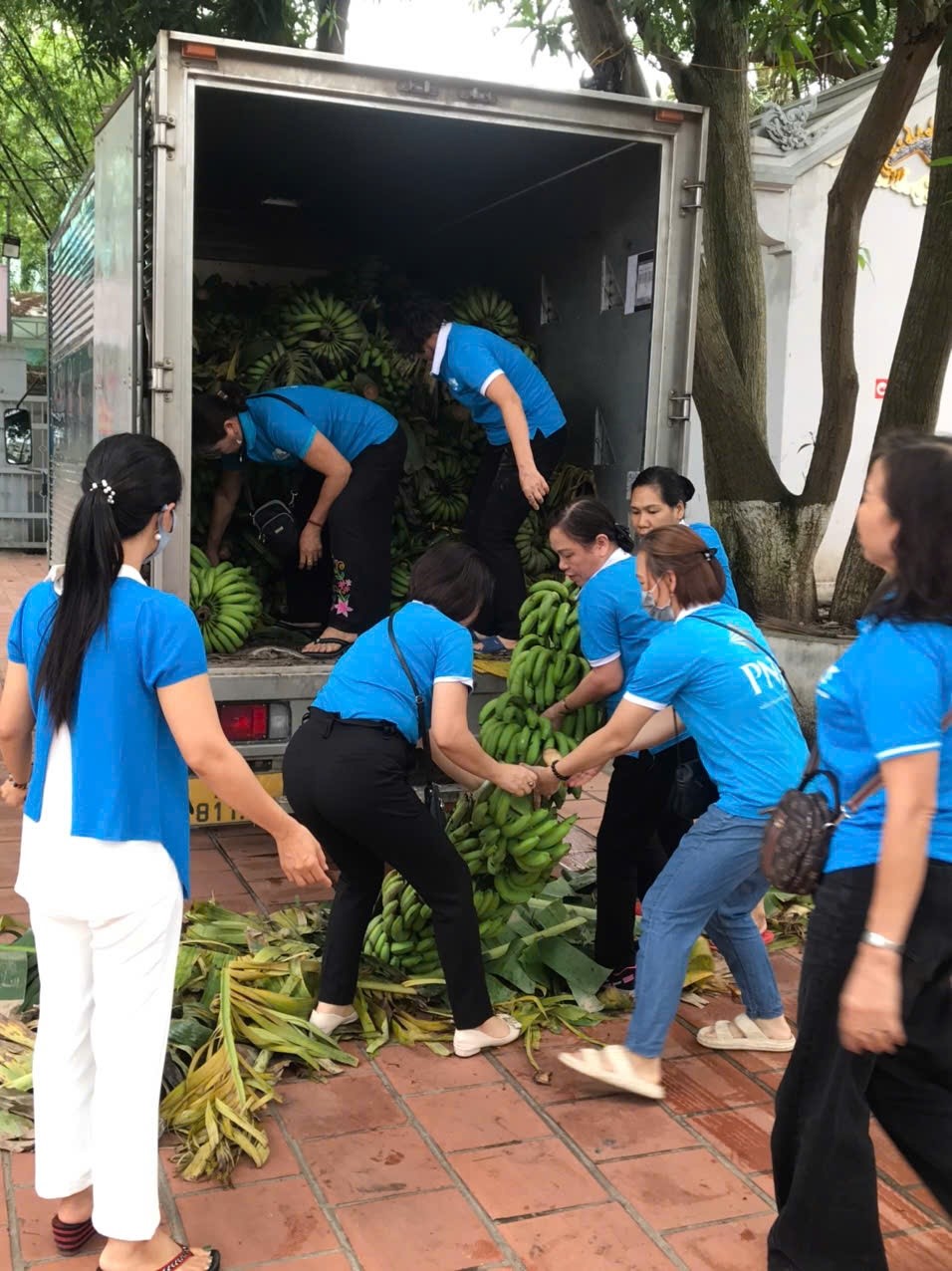 Phụ nữ quận Thanh Xuân hỗ trợ người dân vùng lũ tiêu thụ nông sản - ảnh 10